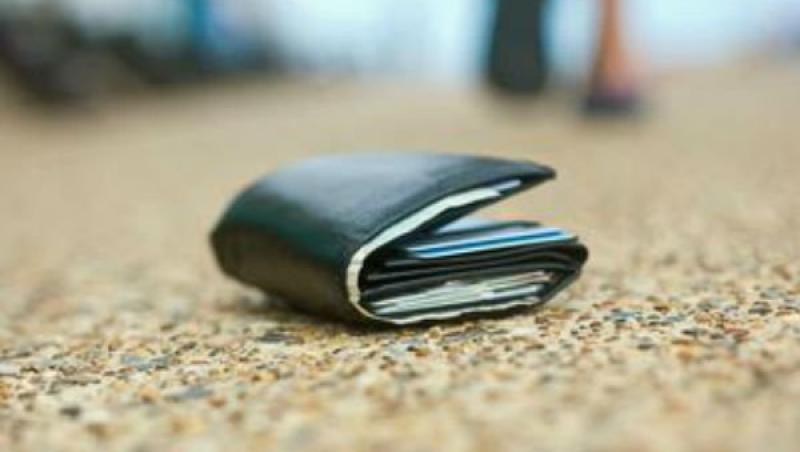 Un poliţist din Iaşi a găsit la mall un portofel cu 4.000 de euro și nu s-a lăsat până nu a identificat proprietarul: Un tânăr care venise să-și cumpere haine de nuntă