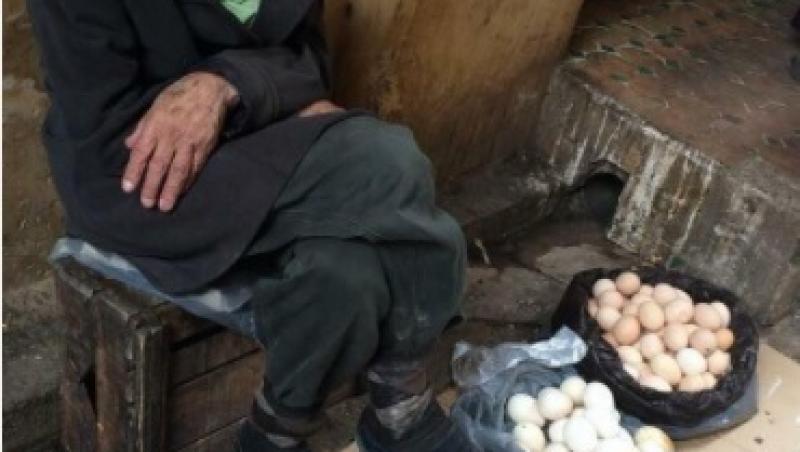Povestea emoționantă din spatele unei imagini! Un bătrân vindea ouă atunci când o femeie bogată s-a apropiat de el...