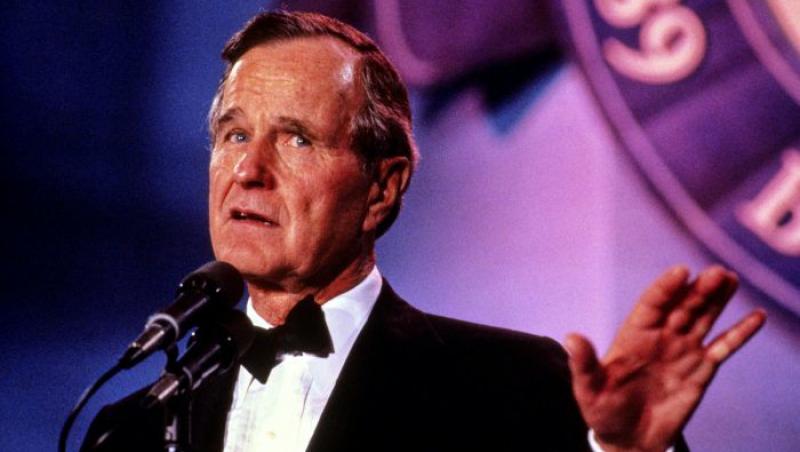 George W. Bush, un excentric incurabil: la 71 de ani, dansează mai ceva ca la 20. Spectacol pe ringul de dans, alături de mireasă!