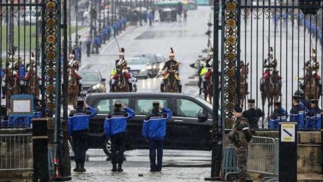 Imagini emoționante, până și președintele Macron a plâns! Franța și-a omogiat EROUL! Locotenentul Arnaud Beltrame, cel care  şi-a dat viaţa pentru a salva viaţa unui ostatic, comemorat de milioane de oameni
