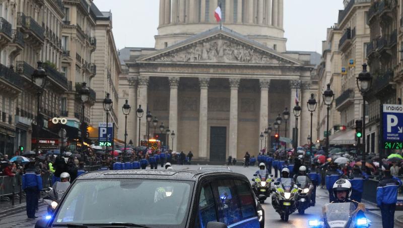 Imagini emoționante, până și președintele Macron a plâns! Franța și-a omogiat EROUL! Locotenentul Arnaud Beltrame, cel care  şi-a dat viaţa pentru a salva viaţa unui ostatic, comemorat de milioane de oameni