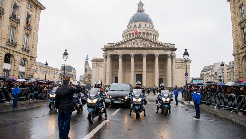 Imagini emoționante, până și președintele Macron a plâns! Franța și-a omogiat EROUL! Locotenentul Arnaud Beltrame, cel care  şi-a dat viaţa pentru a salva viaţa unui ostatic, comemorat de milioane de oameni