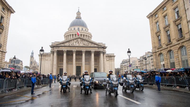 Imagini emoționante, până și președintele Macron a plâns! Franța și-a omogiat EROUL! Locotenentul Arnaud Beltrame, cel care  şi-a dat viaţa pentru a salva viaţa unui ostatic, comemorat de milioane de oameni