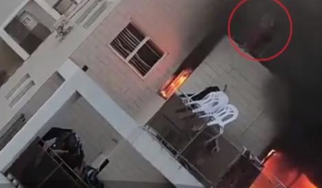 Imagini impresionante! O fetiță de doar 10 ani s-a aruncat de la balcon într-un moment de panică. Locuința era cuprinsă de flăcări