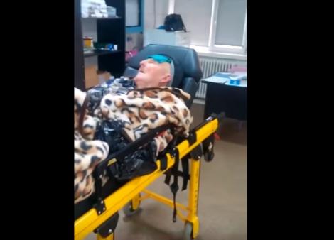 VIDEO! Pacient cu atac cerebral, tratat cu sictir de medicul de gardă: Doctorul i-ar fi lovit fiului telefonul cu care filma și l-ar fi dat afară din spital