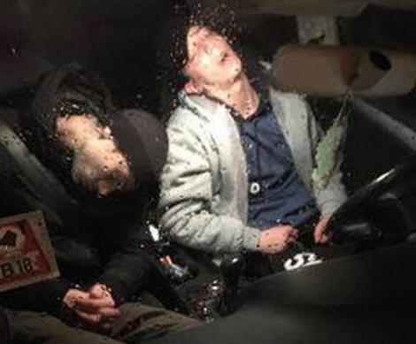 Imaginile care au stârnit revoltă pe internet, în România. Doi tineri, surprinși în timp ce dormeau într-o mașină care a traversat strada singură