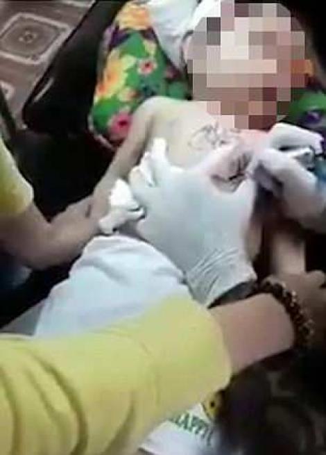 Imagini șocante cu un bebeluș! A fost filmat în timp ce i se făcea un tatuaj. ,,Asta e o cruzime!”