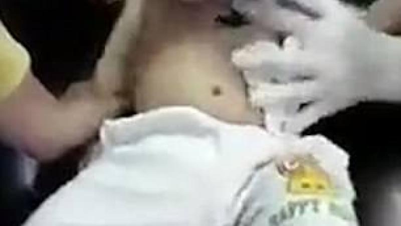 Imagini șocante cu un bebeluș! A fost filmat în timp ce i se făcea un tatuaj. ,,Asta e o cruzime!”