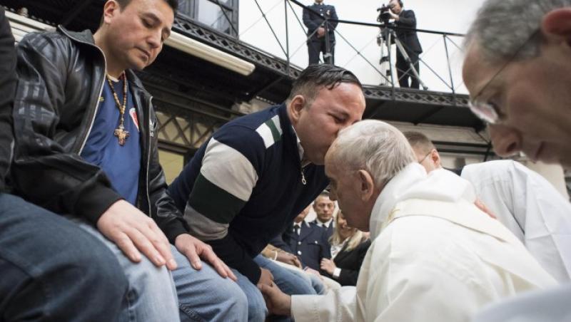 Papa Francisc a spălat picioarele unor deţinuţi: ,,Fiecare are şansa de a-şi schimba viaţa”