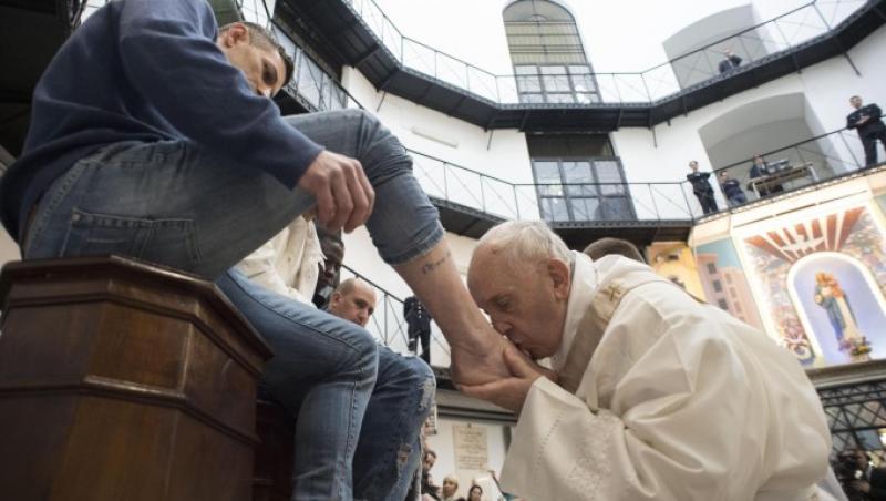 Papa Francisc a spălat picioarele unor deţinuţi: ,,Fiecare are şansa de a-şi schimba viaţa”
