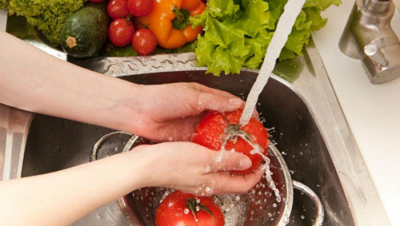 Elimină pesticidele din fructe și legume cu un truc simplu! Spălatul cu apă nu e suficient!