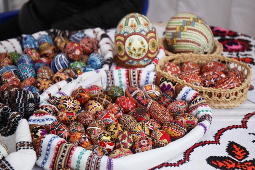 Mielul, cozonacul și ouăle roșii, departe de casă? C&acirc;t costă o vacanță de Paște, la munte, &icirc;n Rom&acirc;nia