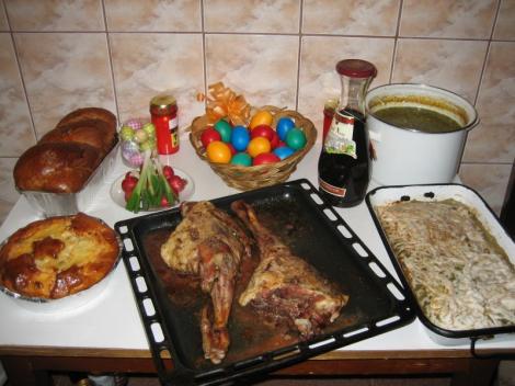 PAȘTE 2018. Câte calorii are mâncarea pe care o pun pe masă românii de sărbătorile pascale! Numai o felie de cozonac are circa 200 de calorii