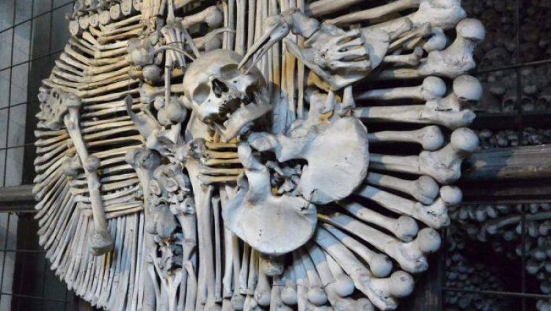 Osuarul din Sedlec, un labirint subteran care îți dă fiori, deși aici ar trebui să îți găsești liniștea interioară! „Biserica-Cimitir a Tuturor Sfinților” e făcută din schelete de om