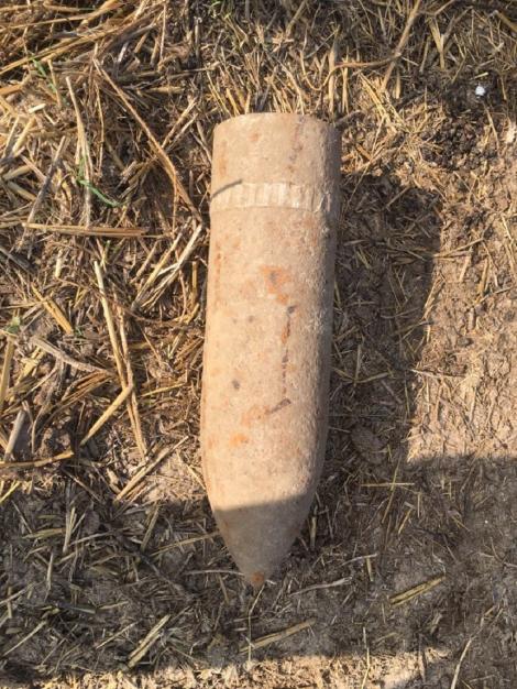 Un bărbat din Iași a găsit pe câmp un proiectil, l-a luat acasă si a început să bată cu ciocanul în el. Ce s-a întâmplat câteva minute mai târziu?