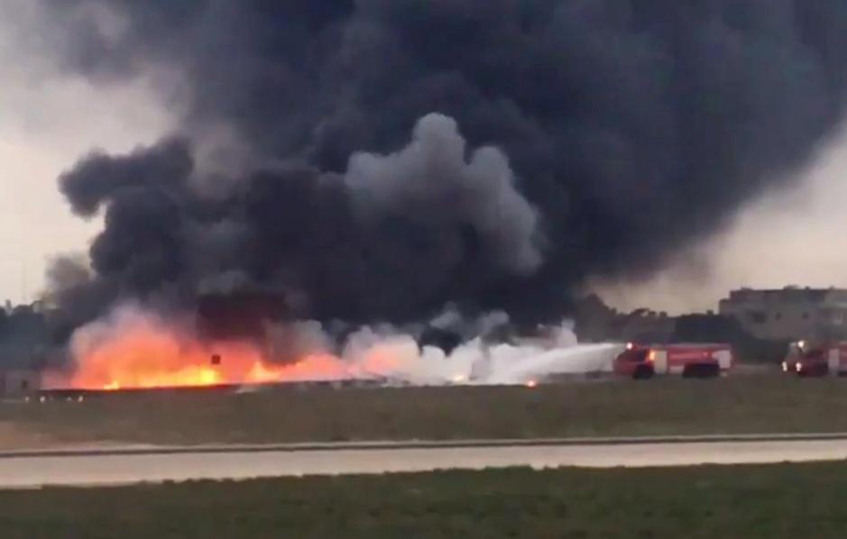 ULTIMA ORĂ! Avion prăbușit pe o autostradă, &icirc;n centrul Franţei: Martorii au fost șocați de incident