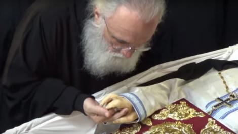 MINUNE DUMNEZEIASCĂ? S-a întâmplat înainte ca Părintele Nectarie să fie înmormântat! Credincioșii au rămas înmărmuriți (VIDEO)