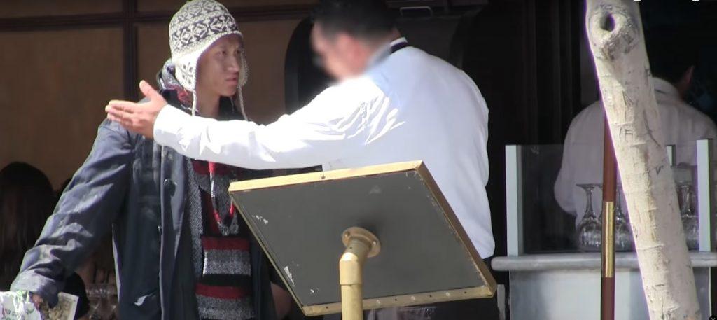 Un t&acirc;năr a fost gonit de la restaurant pentru că era prea sărac. După o oră, băiatul a revenit, iar chelnerii au &icirc;nlemnit!