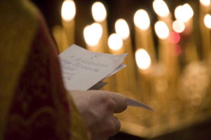 Rom&acirc;nia, 2018. Enoriașii plătesc POMELNICUL &icirc;n RATE! Taxele exorbitante puse de un preot: "Ne face de r&acirc;s la slujbă. Nu mai putem!"