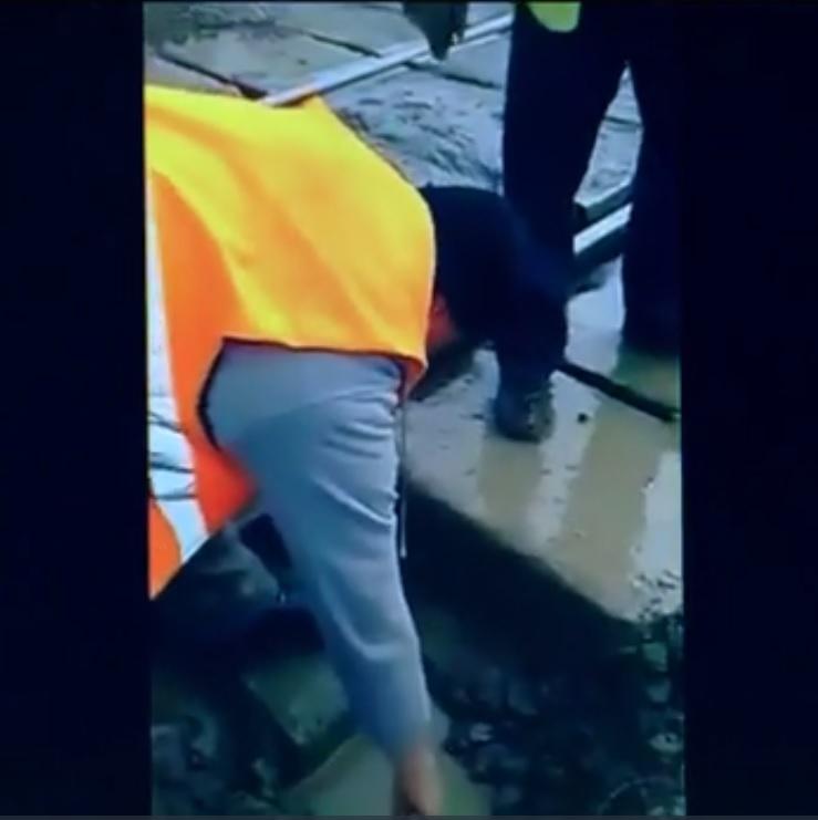 Improvizație rom&acirc;nească ce st&acirc;rnește hohote de r&acirc;s! Doi muncitori au găsit soluția anului pentru o cale ferată cu probleme!