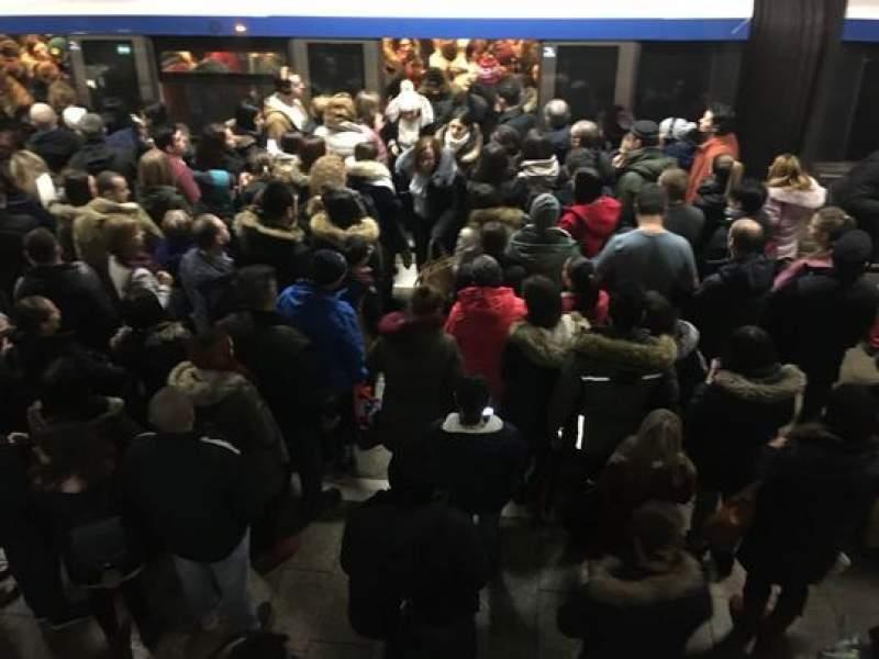 A doua problemă &icirc;ntr-o singură zi la METROU! Călătorii sunt blocaţi, din nou, &icirc;n subteran