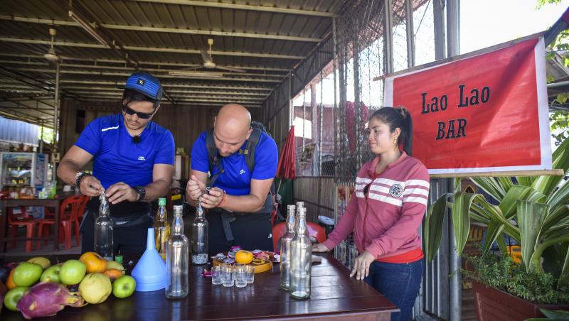 Echipele rămase în competiţie au plecat către ultimul punct din Laos! Băutura Lao Lao le dă bătăi de cap concurenţilor. Vica şi Daniela s-au îmbătat: 