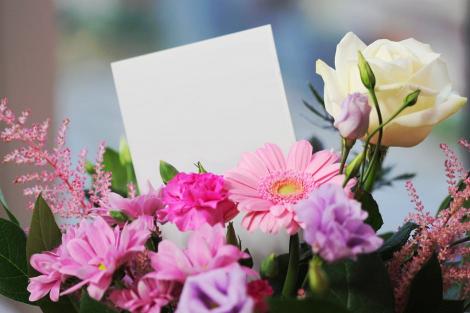 8 MARTIE. De unde cumperi flori ieftine pentru mama, iubita sau colega de birou. Buchete bogate, la cele mai mici preturi