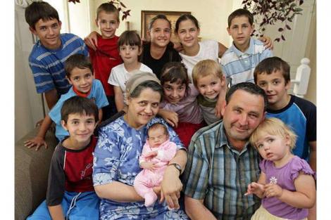 18 copilași ca 18 flori de primăvară! La 54 de ani, românca Livia Ionce e „mamă” pentru zece fete și opt băieți: „Nu am plănuit câți copii să avem. Il lăsăm pe Dumnezeu să ne ghideze viețile!”