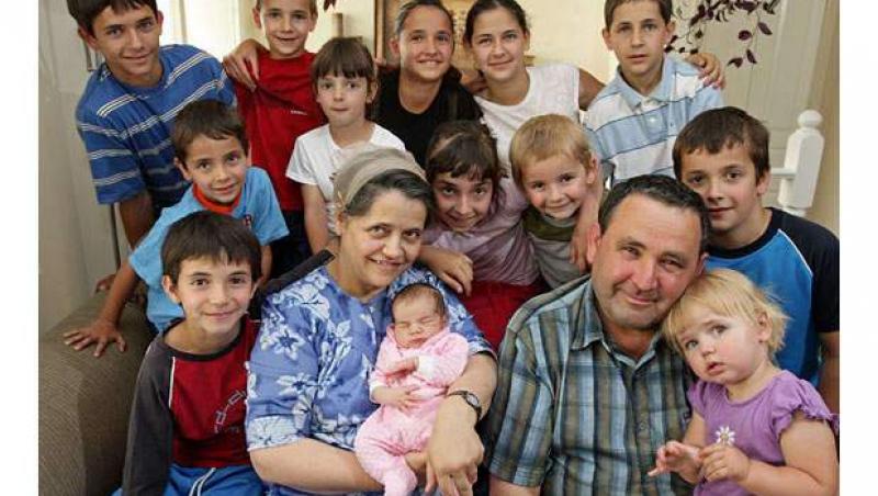 18 copilași ca 18 flori de primăvară! La 54 de ani, românca Livia Ionce e „mamă” pentru zece fete și opt băieți: „Nu am plănuit câți copii să avem. Il lăsăm pe Dumnezeu să ne ghideze viețile!”