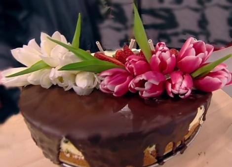Vrei să-ți impresionezi mama, bunica, prietena, fiica, într-o zi specială? Prepară un tort aromat, cu ciocolată glazurat și cu flori decorat, iar succesul e garantat!