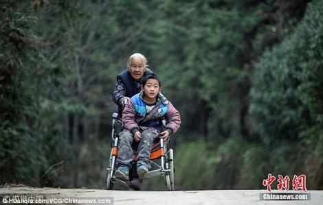 O bunicuță de 76 de ani, înghite, zilnic, 24 de kilometri, împingând scaunul cu rotile al nepoțelului de 9 ani. ”Trebuie să meargă la școală. Asta e pe primul loc”