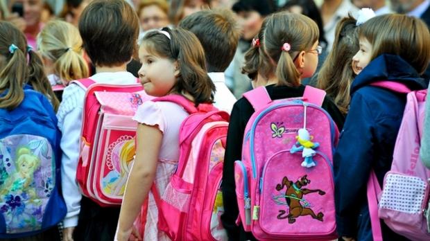 &Icirc;nscrierile la școală țin părinții cu orele la cozi. Care sunt actele necesare și cum se face repartizarea elevilor