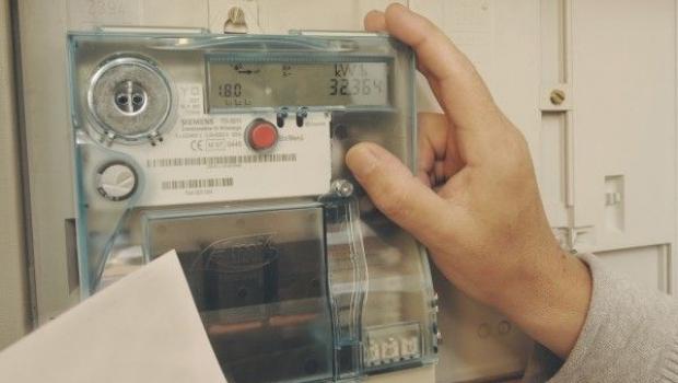 Bucurie mare pentru rom&acirc;ni! Preţul energiei electrice scade. C&acirc;t vom scoate din buzunare