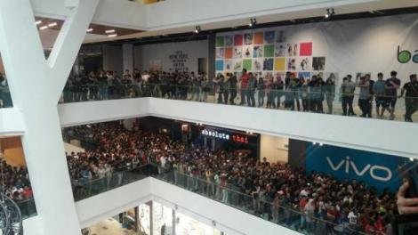 SCANDAT într-un mall! Un magazin a anunțat că vinde modele iPHONE cu doar 50 de DOLARI
