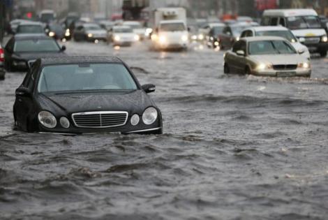România, sub ape! Avertizări COD GALBEN şi PORTOCALIU de inundaţii până săptămâna viitoare
