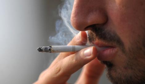 Eşti fumător şi ai copii? Studiul care aruncă în aer tot ce ştiai despre tutun: "Pentru micuţi înseamnă cancer"