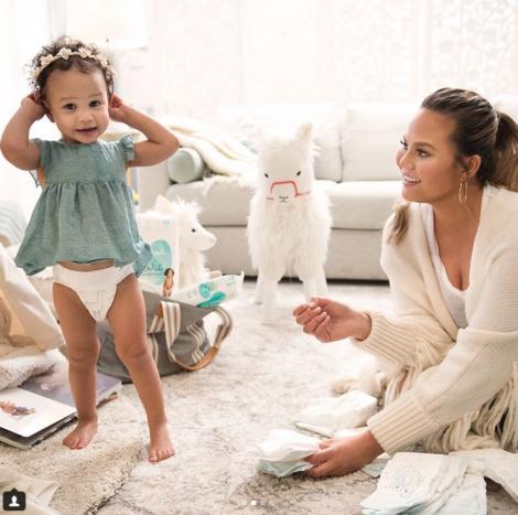 Chrissy Teigen, soția lui John Legend, apariție spectaculoasă, în al treilea trimestru de sarcină! Toți ochii au fost pe decolteul ei