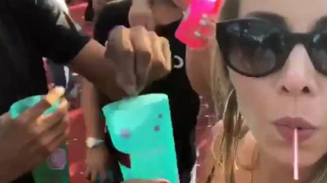 VIDEO! A mers la un festival și a transmis totul Live, pe rețelele de socializare! Detaliul observat în imagini a revoltat-o total!