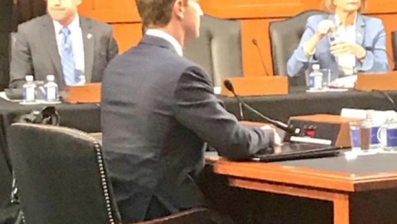 Imaginea care a stârnit hohote de râs pe internet! Motivul pentru care Mark Zuckerberg a fost așezat la birou cu o pernă suplimentară pe scaun! Nu, nu e scund! 