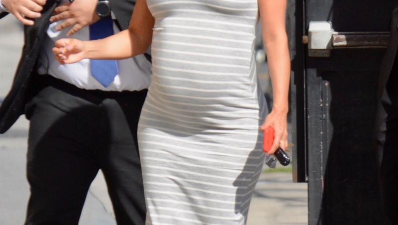 Cât de mult s-a îngrășat Eva Longoria de când e însărcinată! Actrița și-a etalat burtica într-o rochie super mulată