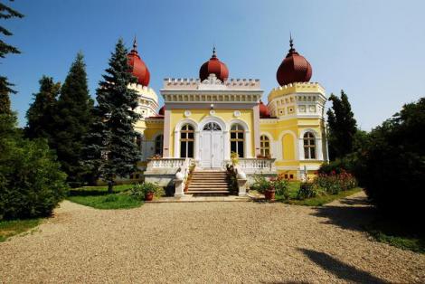 Ai putea crede că e un palat din „1001 și una de nopți”, dar acest castel se află chiar în România! Mii de turiști străini îi calcă pragul anual