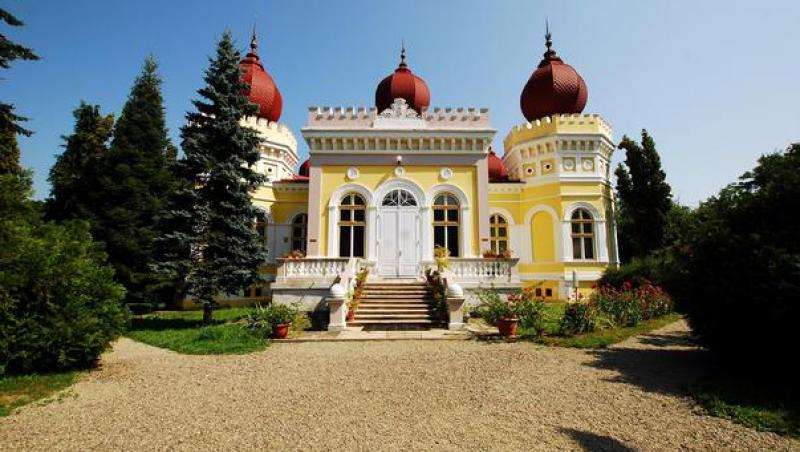 Ai putea crede că e un palat din „1001 și una de nopți”, dar acest castel se află chiar în România! Mii de turiști străini îi calcă pragul anual