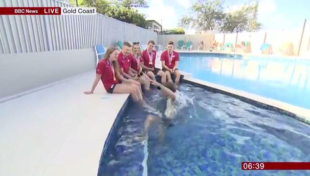 VIDEO! Un reporter de la BBC a căzut &icirc;ntr-o piscină &icirc;n direct, &icirc;n timpul unui interviu! Imaginile sunt virale