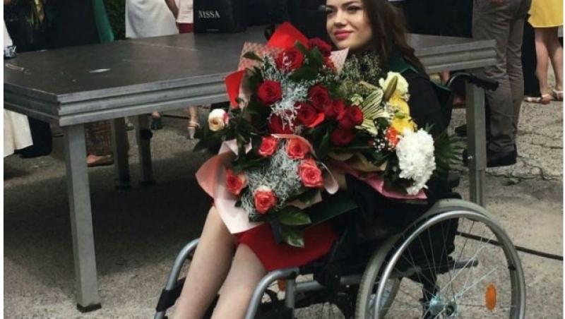 Povestea Andreei, tânăra în scaun cu rotile care a ajuns medic rezident, după ce mama ei a dus-o zi de zi, timp de șase ani, la facultate. „Cine poate înțelege mai mult suferința decât cel care trece prin ea?”
