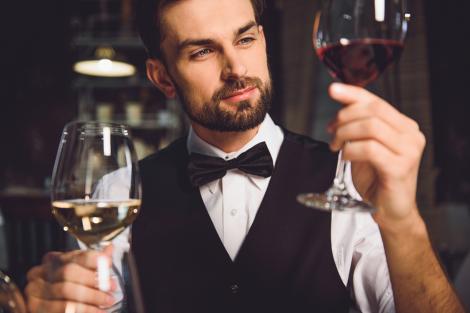 Cum să apreciezi vinul ca un degustător profesionist! Descoperă secretele somelierilor