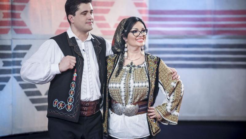 Ozana Barabancea și Gelu Voicu străbat satele Moldovei,  în căutare de fete frumoase și talente, la “Ie, Românie”