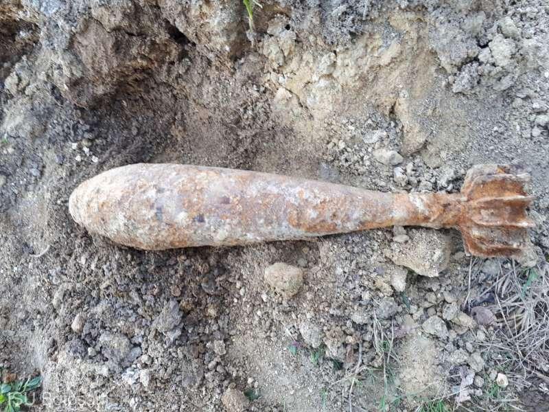 "Putea exploda oric&acirc;nd și să se &icirc;nt&acirc;mple o tragedie uriașă!" Bombă funcțională, descoperită de un bărbat care &icirc;și ara păm&acirc;ntul