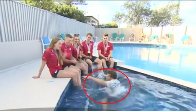 Un reporter a căzut în piscină, cu tot cu microfon, chiar în timpul unei transmisiuni în direct: realiza un interviu. Imaginile sunt fabuloase!