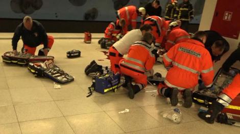 Un tată și-a înjunghiat propriul copil și pe mama acestuia, sub ochii îngroziți ai trecătorilor! Tragedia a avut loc într-o stație de metrou din Hamburg