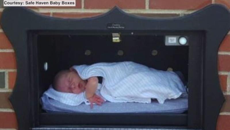 Ei nu au orfelinate! În SUA, mamele își abandonează bebelușii în locuri special amenajate. Pompierii, alertați când un copil este lăsat în cutie
